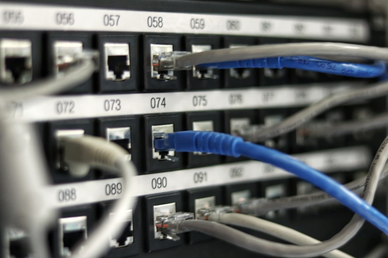 Kết nối thiết bị Router MikroTik và cáp mạng